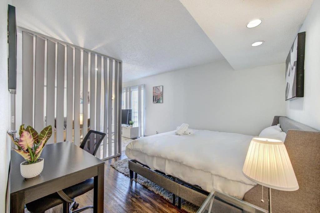 Lux Suite /King Bed /Free Parking/Pool/First Floor 休斯敦 外观 照片