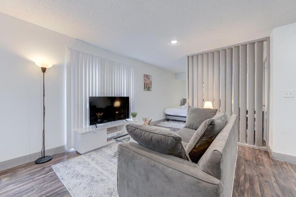 Lux Suite /King Bed /Free Parking/Pool/First Floor 休斯敦 外观 照片