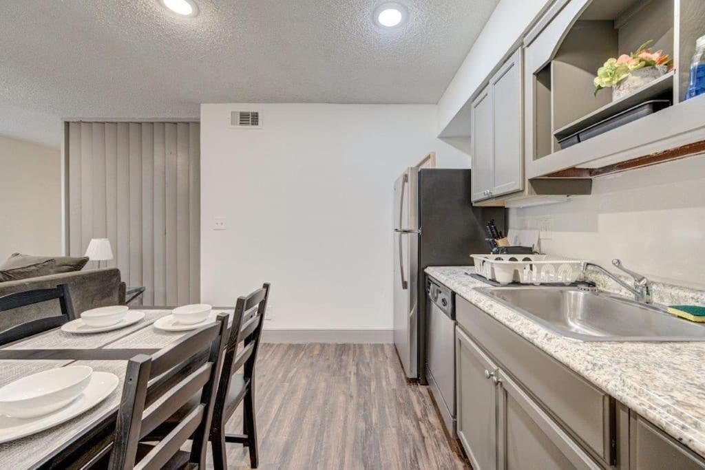 Lux Suite /King Bed /Free Parking/Pool/First Floor 休斯敦 外观 照片